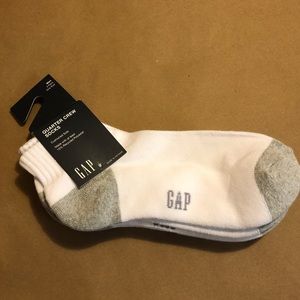 Men’s Gap white quarter crew socks.